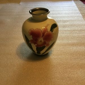 Lovely Japanese hand-painted vase by Kokusui